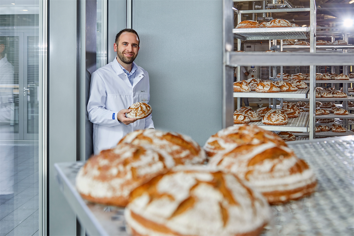 Eigentümer Georg Resch in der Bäckerei