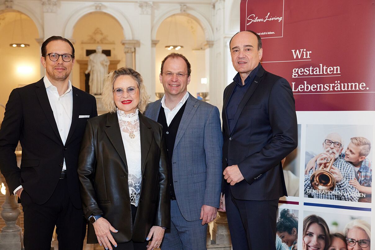 Silver Living Managing Partner Thomas Morgl, Karl Trummer und Walter Eichinger (v.l.n.r.) mit Markenbotschafterin Elisabeth Engstler 