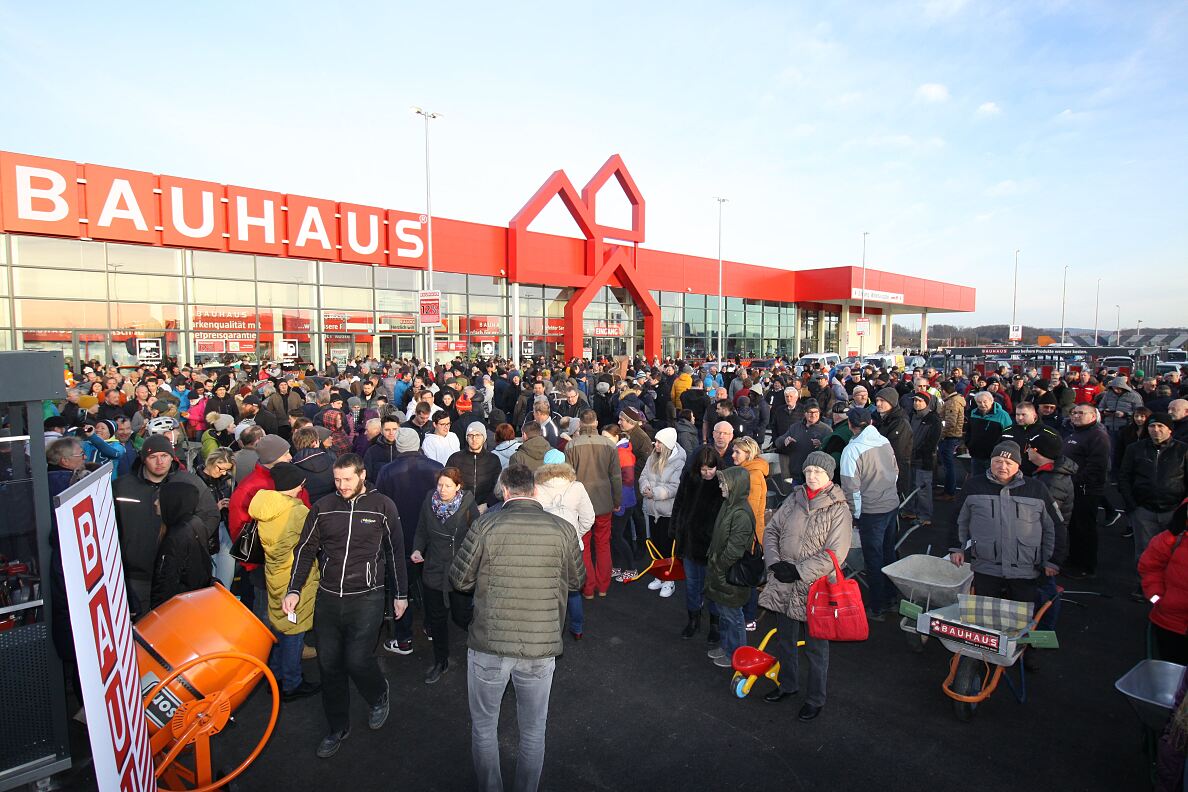 Über 1.500 Menschen warteten mit ihrer Schiebetruhe auf die BAUHAUS-Eröffnung in St. Pölten