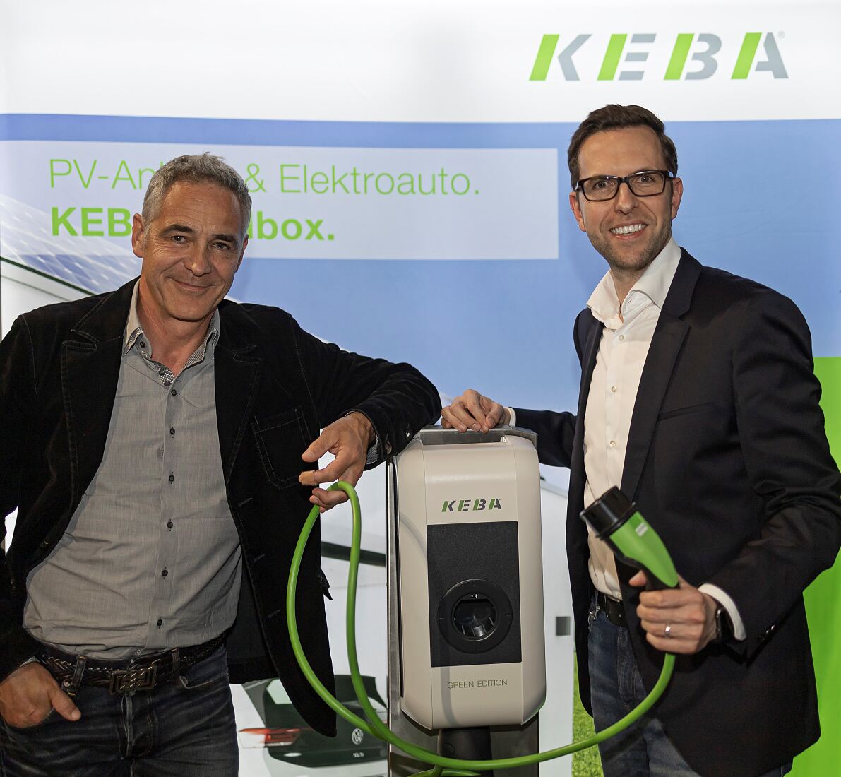 Christian Clerici machte auf seinem elektrischen Roadtrip durch Oberösterreich auch bei KEBA einen Zwischenstopp. v.l.n.r.: Christian Clericivibe, Christoph KnoglerCEO KEBA Energy Automation