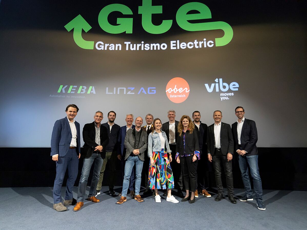 Gelungene Premiere des Roadmovies „Gran Turismo Electric Oberösterreich“ im Cineplexx in Linz. Im Bild Vertreter:innen der Projektteilnehmer.
