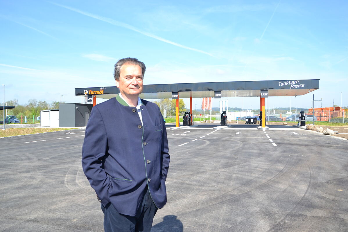 Die Vorfreude auf den ersten LKW-Tankautomat ist groß bei Dr. Bernd Zierhut, Geschäftsführer Doppler Gruppe