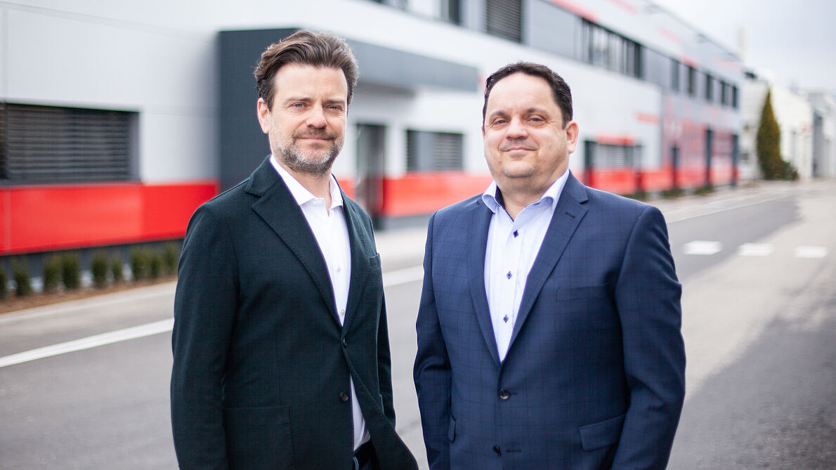Geschäftsführer Gregor Kremsmüller (l) und Christoph Sandner (r) blicken zufrieden auf das Geschäftsjahr 2022