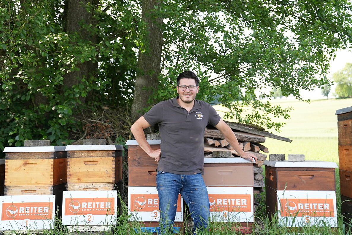 Imker Michael Stiefmüller von der Partnerimkerei STI.bee betreut die Bienenstöcke von Betten Reiter. 