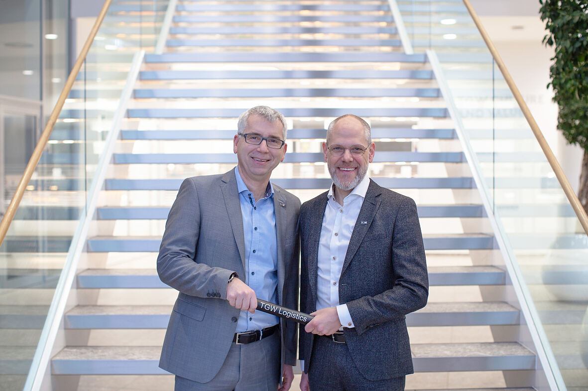 Henry Puhl (rechts) übernimmt als neuer CEO bei TGW Logistics das Zepter von Harald Schröpf (links)