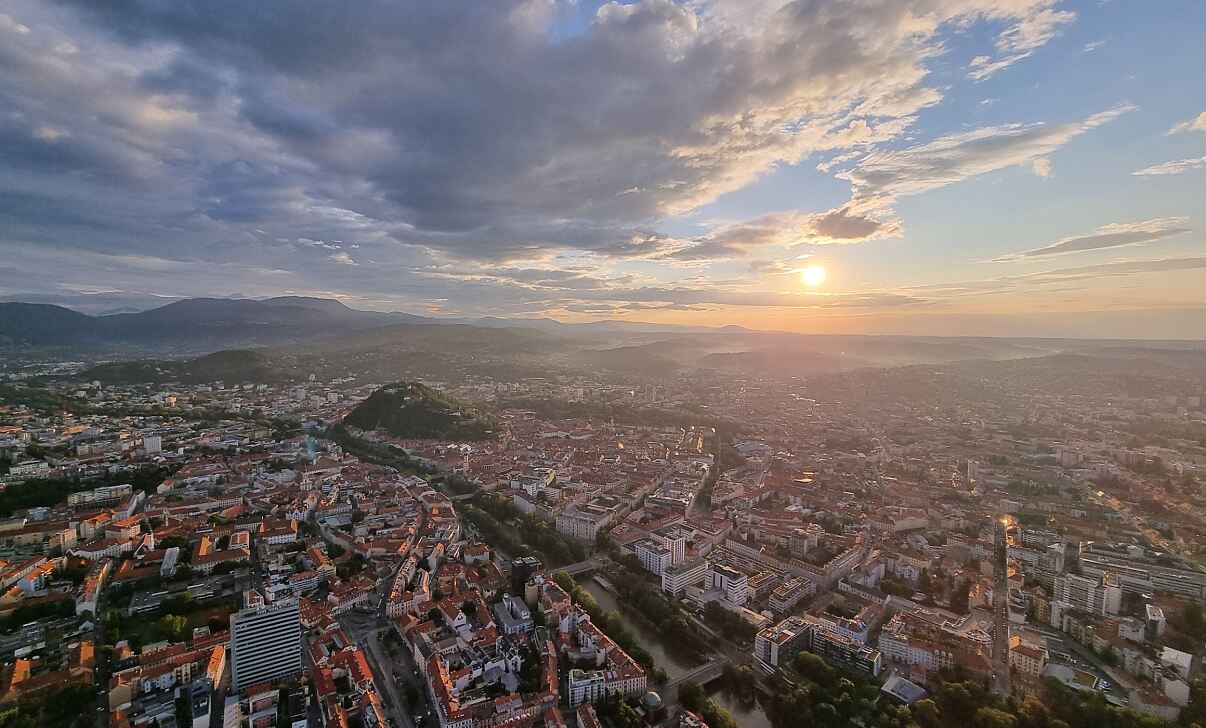 Immobilienverkäufe: Talsohle erreicht − Rückgang geringer. Positiver Ausblick auf kommende Monate, Einfamilienhausmarkt bereits stabil