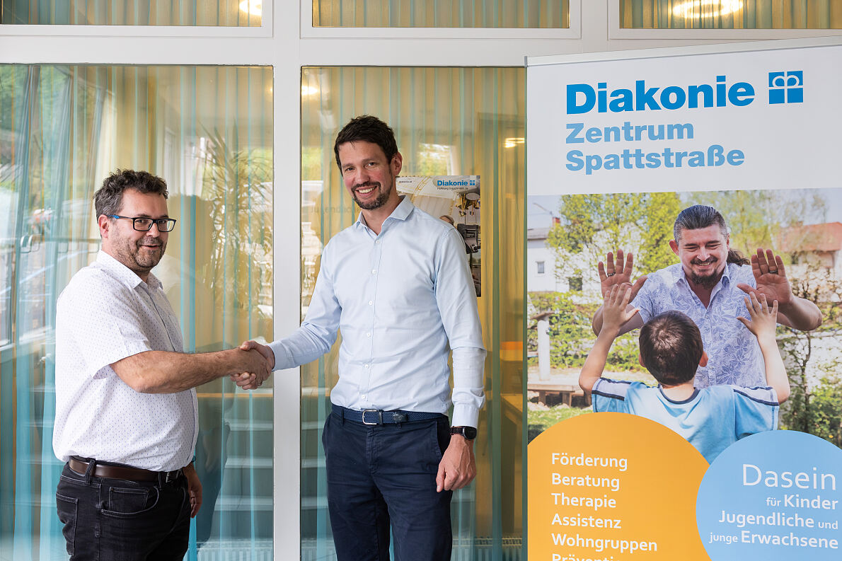 Edgar Hagmüller, Geschäftsführer des Diakonie Zentrums Spattstraße (l.) und Lukas Püspök, Geschäftsführer von PÜSPÖK Erneuerbare Energie