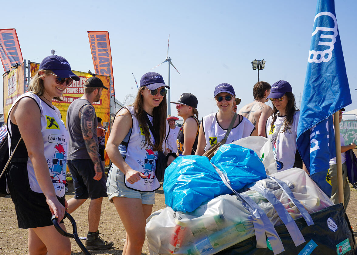 Wenn aus Festivalstimmung Solidarität wird:  PÜSPÖK sammelte beim Nova Rock Festival gemeinsam mit der Caritas Burgenland Pfand für den guten Zweck. 
