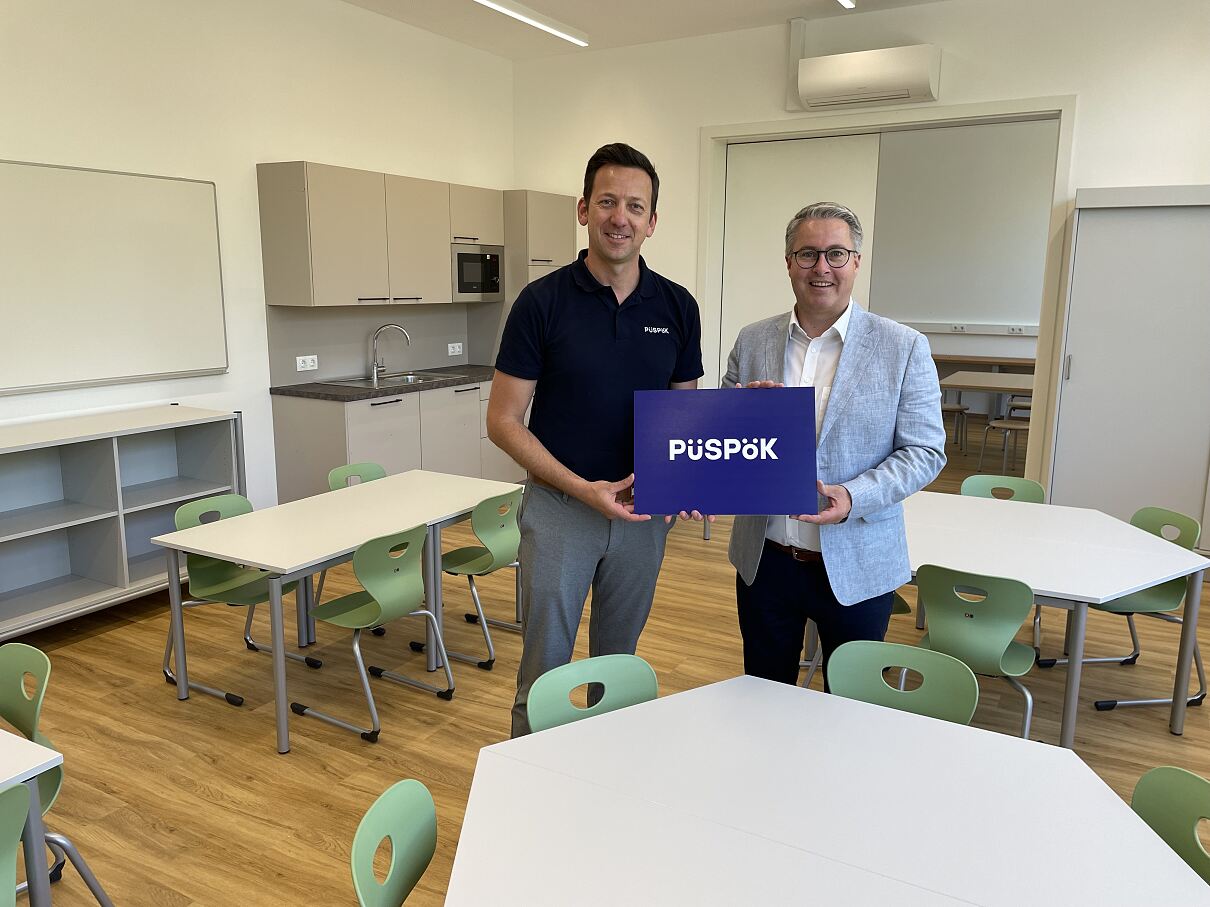 Reinhard Pitzer, Geschäftsführer von PÜSPÖK, und Bürgermeister Markus Ulram im neuen Klassenzimmer