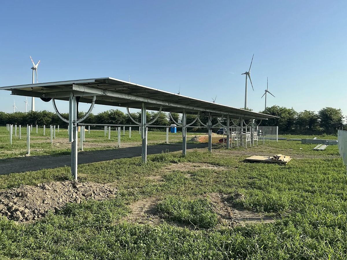 Die Anlage in Gattendorf mit einer Leistung von 36 MWp wird mit innovativen Trackern errichtet, die dem Sonnenverlauf folgen und so gleichmäßiger über den ganzen Tag Sonnenenergie produzieren können.