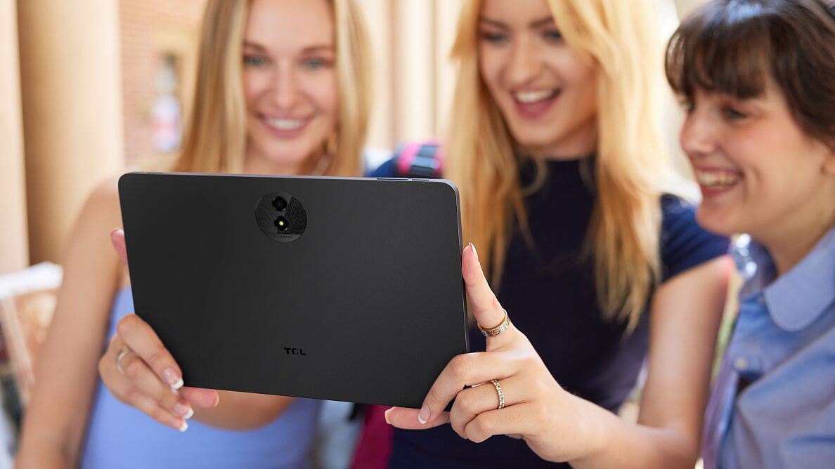 Arbeiten ohne Bildschirmstress: Das TCL NXTPAPER 11 Plus sorgt mit blendfreiem Display, langer Akkulaufzeit und leichtem Design für entspanntes Arbeiten und kreative Momente unterwegs.