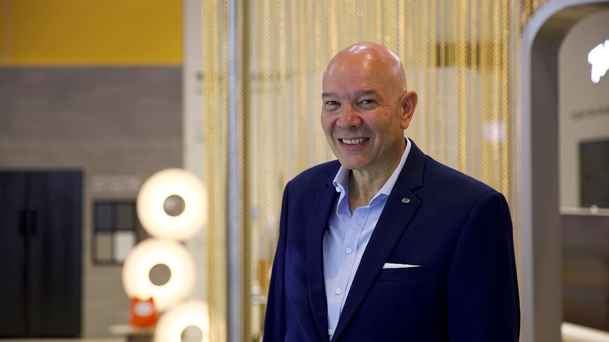 TCL Europe CMO Stefan Streit gibt seine TCL-Vision auf der IFA 2025 weiter: Wir wollen nicht nur Geräte verkaufen, sondern Erlebnisse schaffen, die das Leben leichter, schöner und nachhaltiger machen. 