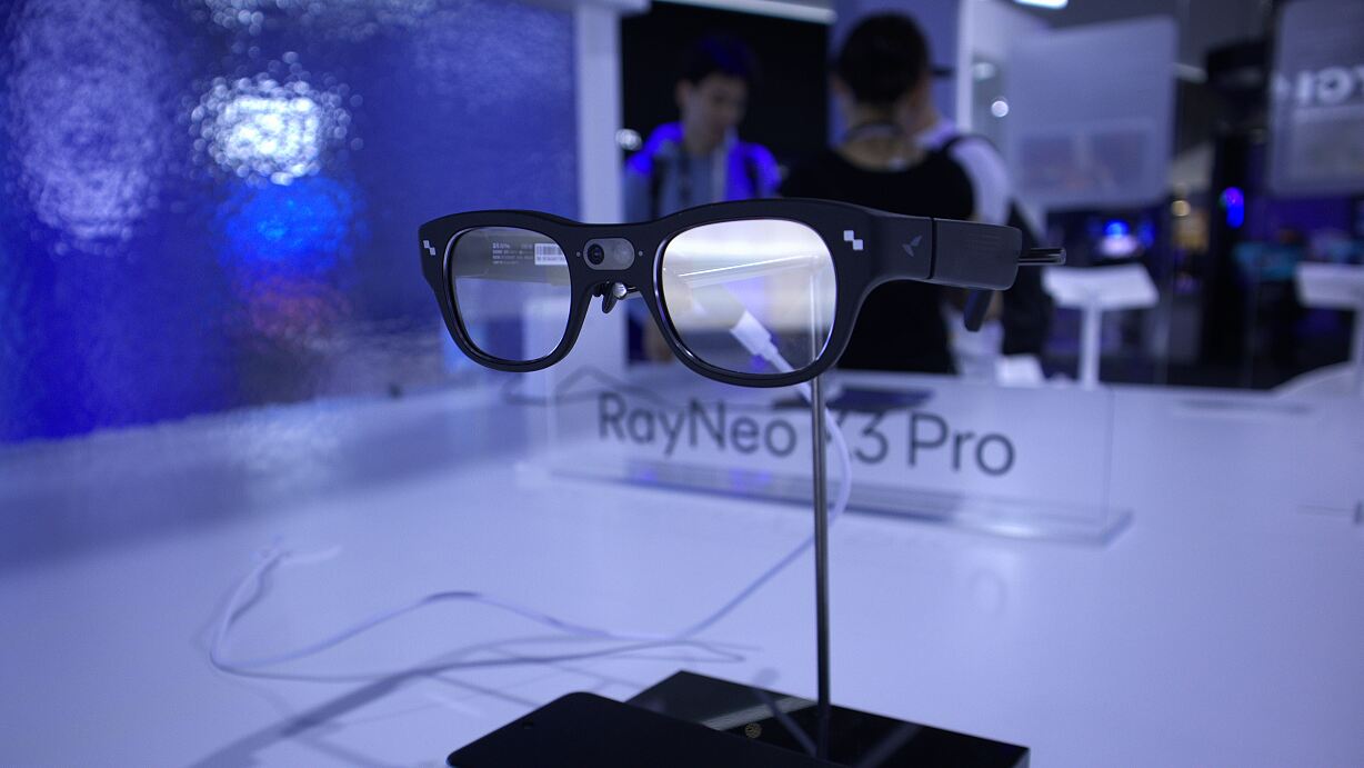 Mit Künstlicher Intelligenz, simultaner Live-Übersetzung und Objekterkennung setzt die RayNeo X3 Pro neue Standards für AR-Brillen. 