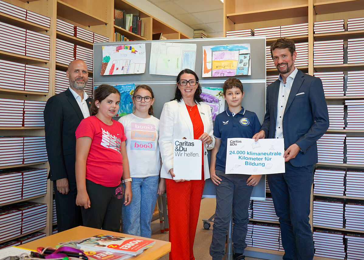 v.l.n.r.: Hannes Schmid, Bürgermeister Frauenkirchen; Melanie Balaskovics, Direktorin Caritas Burgenland; Lukas Püspök, Geschäftsführer PÜSPÖK Erneuerbare Energie; Kinder aus dem mobilen Lerncafé in Frauenkirchen