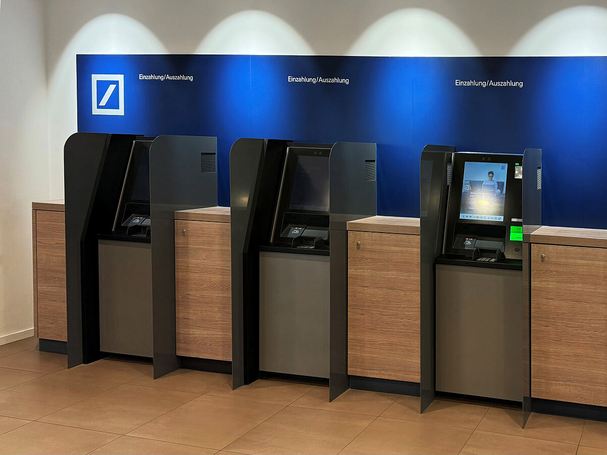KEBA Geldautomaten in einer Filiale der Deutschen Bank in Darmstadt 