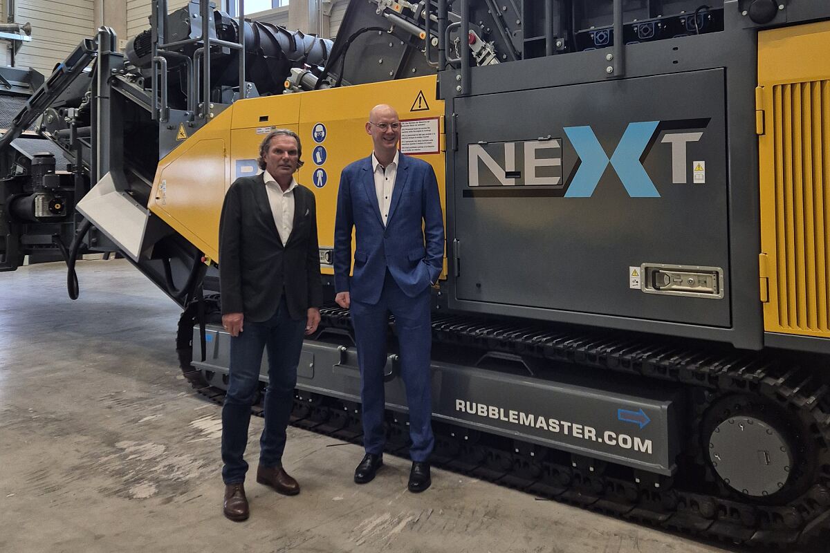 Günther Weissenberger, CEO von RUBBLE MASTER (l.) und Thomas Gegenhuber, Linzer Wirtschaftsstadtrat (r.)