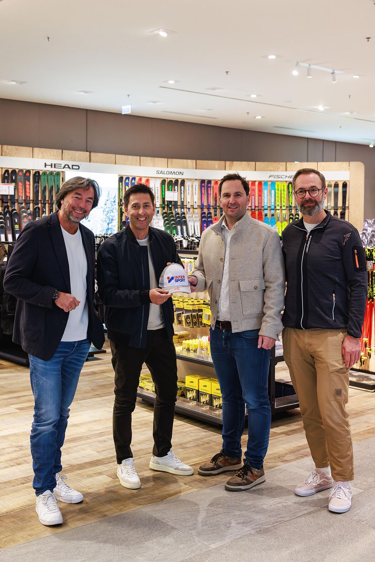 Ab der Saison 202526 ist INTERSPORT exklusiver Partner im Bereich Sporthandel und offizieller Sponsor der Trainer- und Serviceteams im Alpin- und Langlaufbereich von Ski Austria.