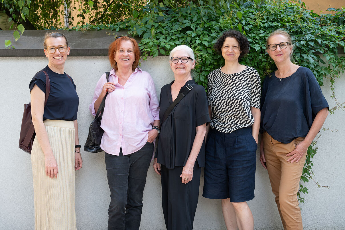 Die Jury: Klaudia Kreslehner Kuratorin (Nordico Stadtmuseum), Susanne Purviance (Bildende Künstlerin), Ilse Haider (Bildende Künstlerin), Anna Artaker (Bildende Künstlerin und Professorin an der Kunstuniversität Linz) und Edith Friedl (Architektin).