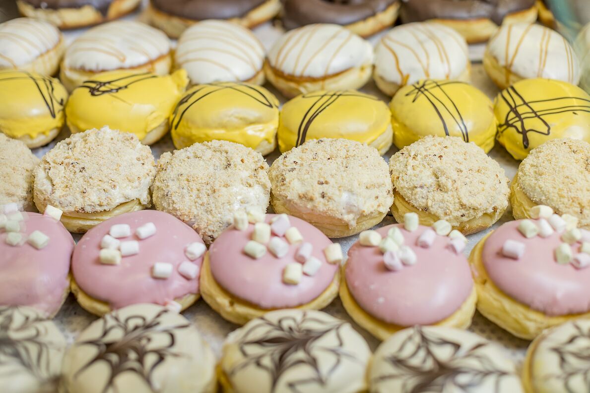 Die flaumig frischen Krapfen mit köstlicher Dekorcreme überzeugen mit ihrem cremigen Geschmack – Highlight in diesem Jahr, die Varianten Marillenknödel und Creamy-Caramel.