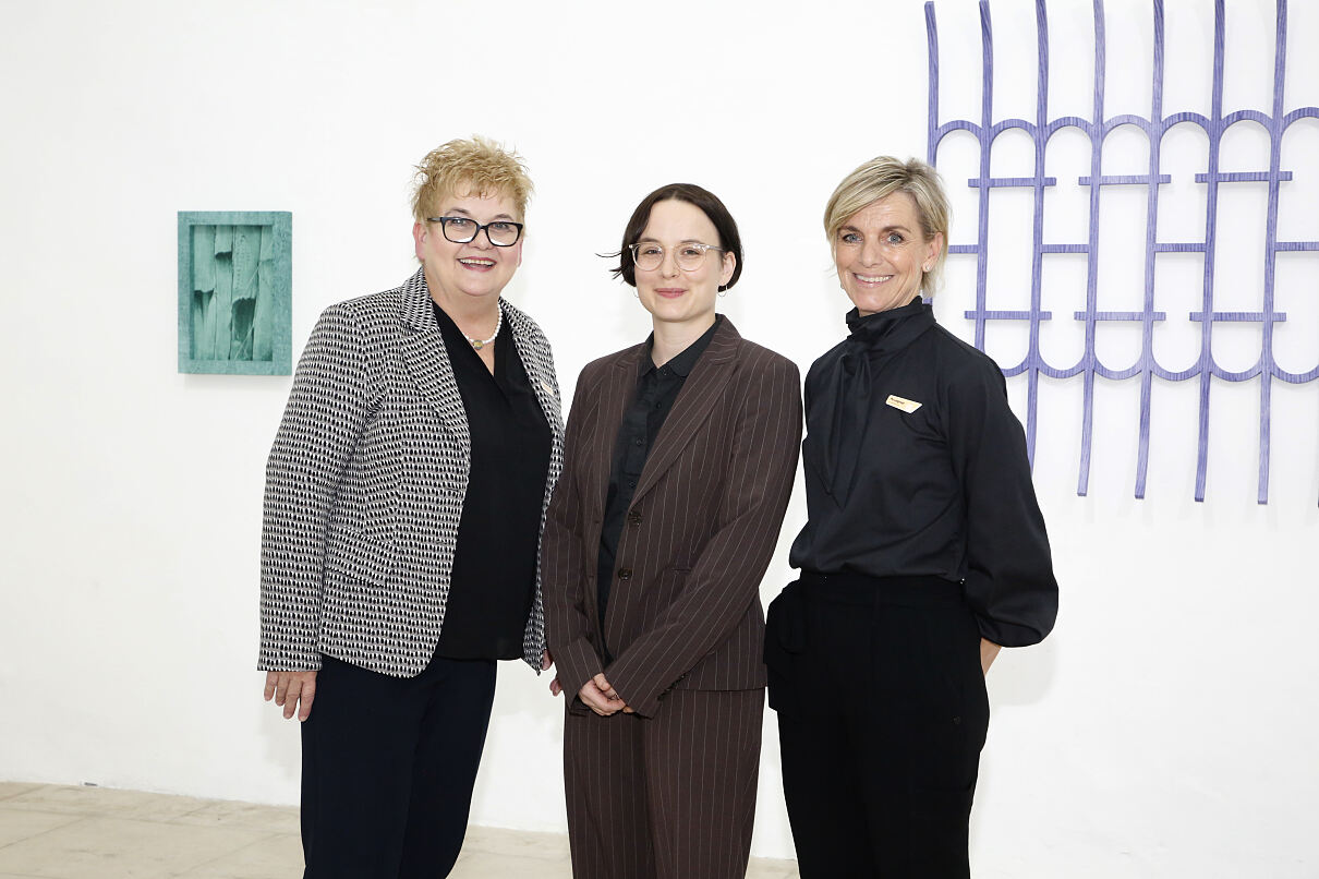 Die Gewinnerin des heurigen Künstlerinnenpreises der Soroptimistinnen ist Lisa Reiter. Hier im Bild mit Präsidentin Dagmar Beutelmeyer, Präsidentin Linzer Soroptimist Linz Fidentia und Pia Langmayr, Projektleiterin Künstlerinnenpreis 2025. 