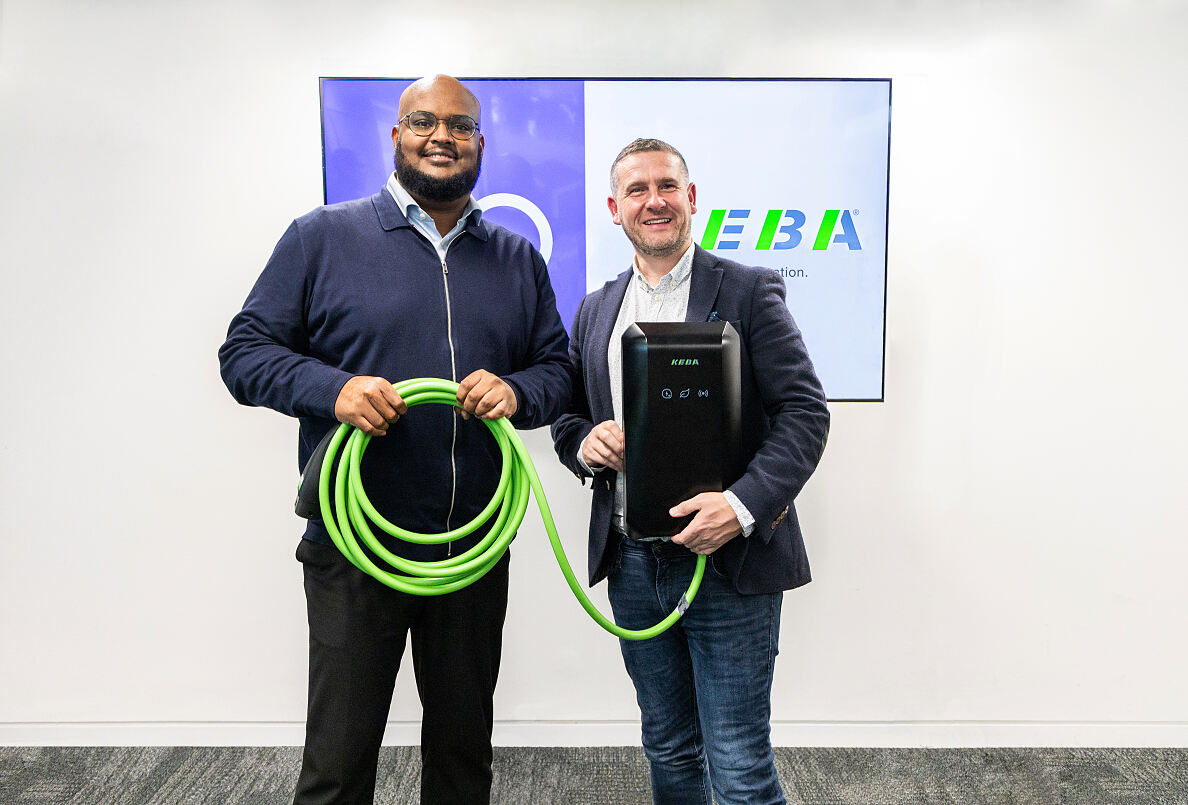 Die ersten Inbetriebnahmen erfolgen in Schweden, Italien, Benelux und Großbritannien – v.l.n.r.: Mohoumud Ismail (Fleet Sales Director, EO), Darren Gardner (Country Manager UK, KEBA).