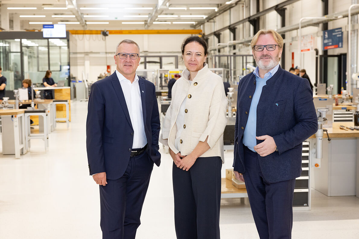 v.l.n.r: Robert Machtlinger, Präsident z.l.ö. und CEO der FACC AG, Valerie Weixlbaumer-Pekari, Projektleiterin „Miba Base 27“ der MIBA AG und Thomas Bründl, Präsident der IV Oberösterreich und CEO Starlim Spritzguss GmbH