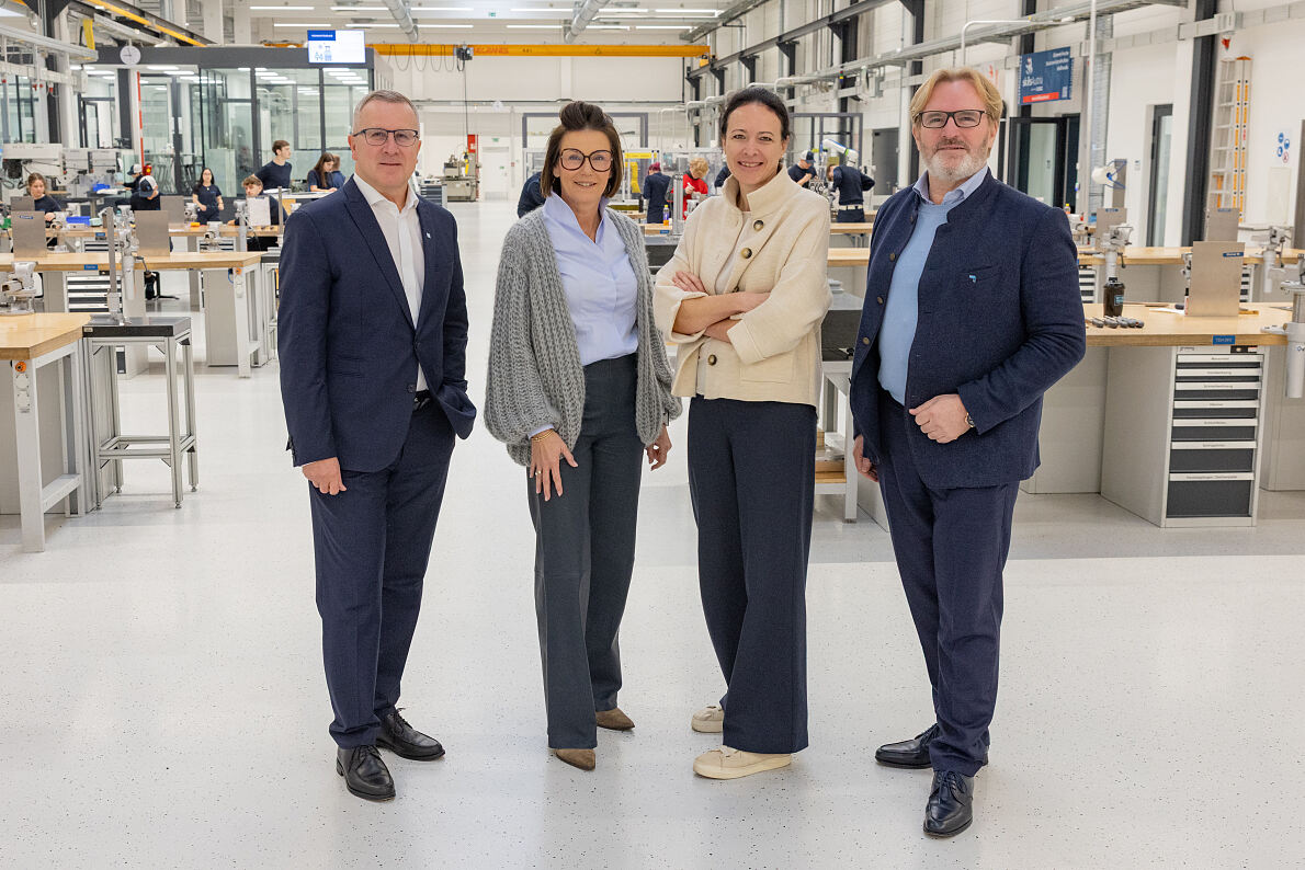 v.l.n.r.: Robert Machtlinger, Präsident z.l.ö. und CEO der FACC AG, Monika Sandberger, Geschäftsführerin von z.l.ö, Valerie Weixlbaumer-Pekari, Projektleiterin „Miba Base 27“ der MIBA AG, Thomas Bründl, Präsident der Industriellenvereinigung OÖ 