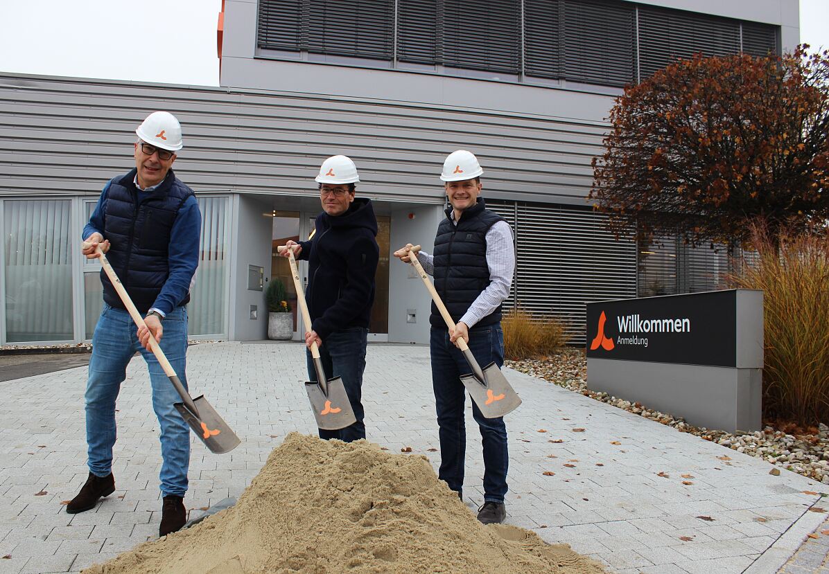 Enrico Larcher (Head of Sales), Thomas Schwingshandl (Gründer) und Markus Sturm (CEO) beim Spatenstich