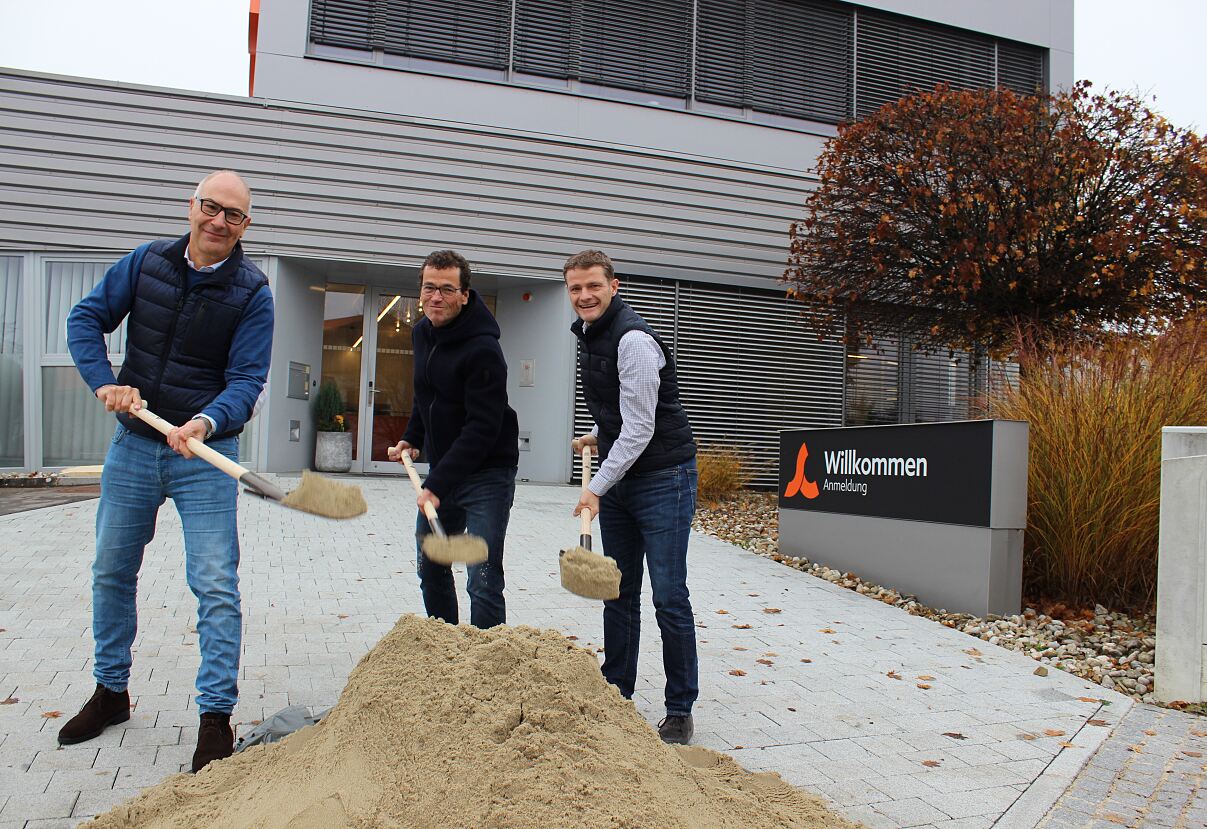 Enrico Larcher (Head of Sales), Thomas Schwingshandl (Gründer) und Markus Sturm (CEO) beim Spatenstich