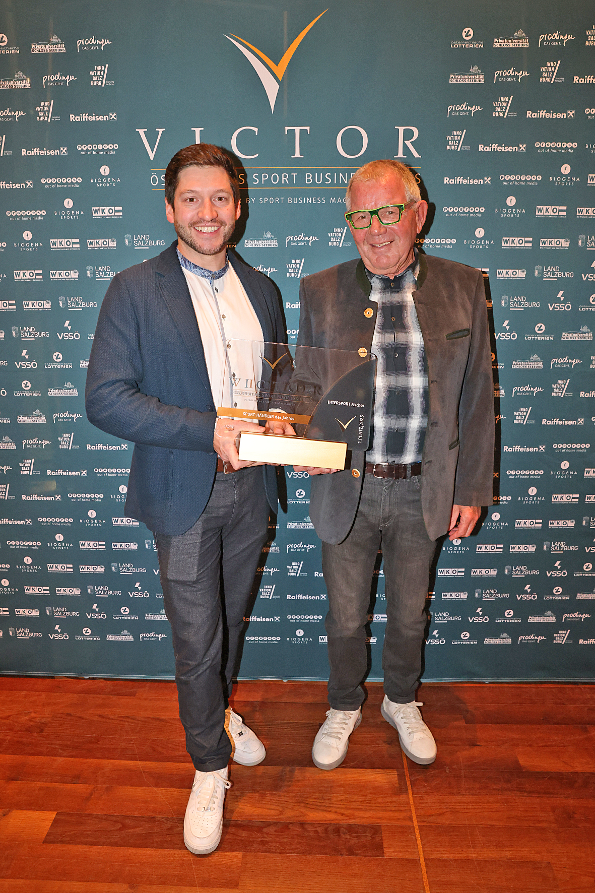 Mario Fischer (Gesellschafter und Geschäftsführer INTERSPORT Fischer) und Erhard Fischer (Mehrheitseigentümer) nehmen die Auszeichnung zum „Sporthändler des Jahres“ in der Wirtschaftskammer Salzburg entgegen. 