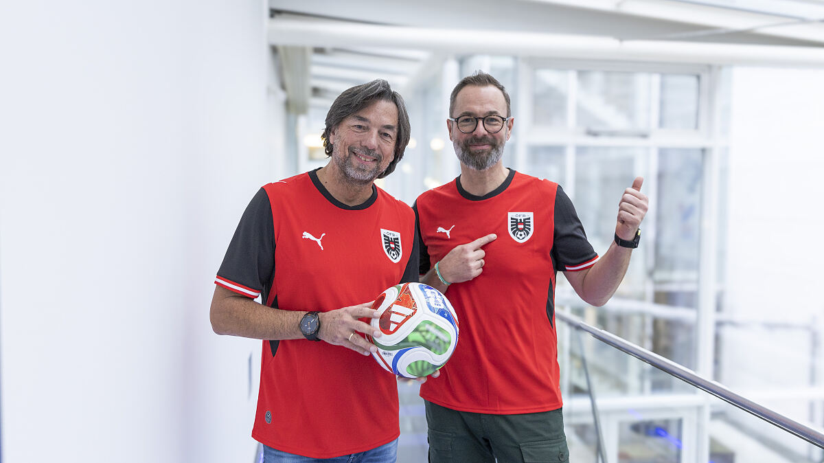 Einstimmung auf die Fußball-WM 2026: Das neue ÖFB Heimtrikot und der Original WM-Ball zählen zu den gefragtesten Weihnachtsgeschenken 