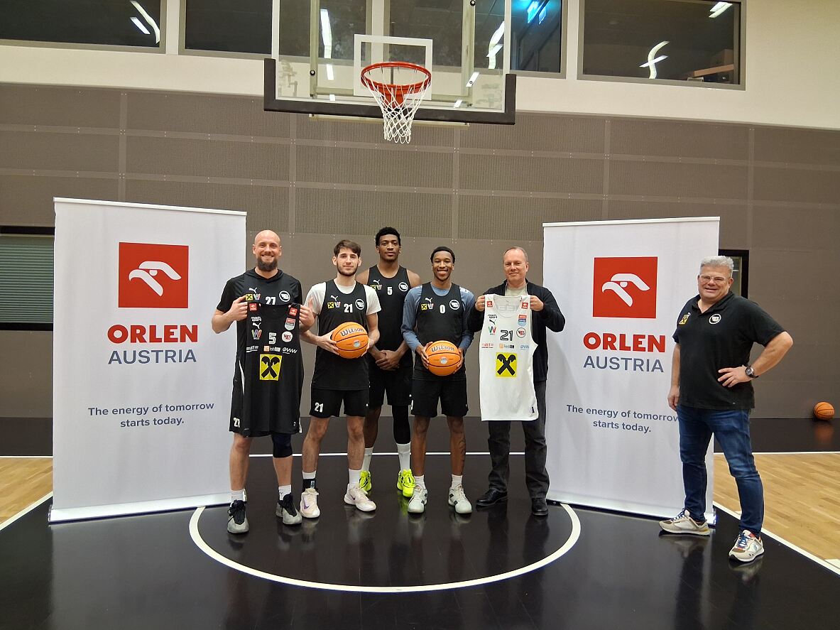 Die Spieler des Basketball Flyers Wels mit Jürgen Stichenwirth, CEO der ORLEN Austria (2.v.r) und Uwe Neumann, Sponsoring-Verantwortlicher von den Basketball Flyers Wels (ganz rechts)